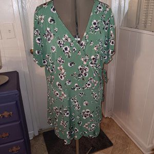 Womens Green Floral Torrid Size 4 V Neck Short Sleeve Top